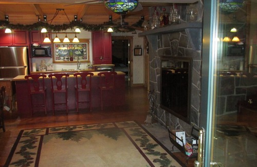 Lake George House | 2500 sq ft Log Home 8+ people heated pool near LG village 30 min to Saratoga