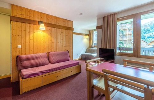 Plagne 1800 Apartment | 250m from ski slopes, floor -2, view mountain, swimming pool, balcony, ski locker, 34m², La Plagne