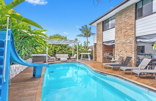 Forster House | 250m to One Mile Beach! Pool with slide, hot tub, fire pit, pool table!