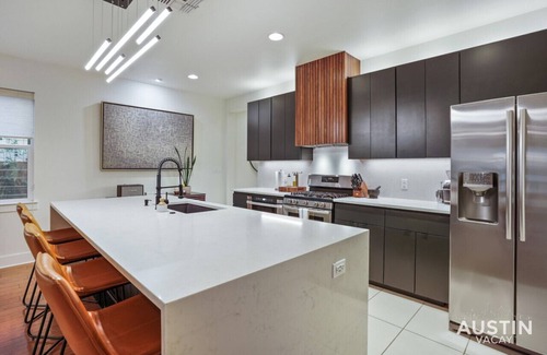 Holly Apartment | 2515 E 4th xxxxxxxxx