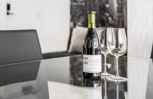 Glenelg South Apartment | 26/3 Broadway, Glenelg South · 50m to Beach+Balcony | Parking WiFi King Airport