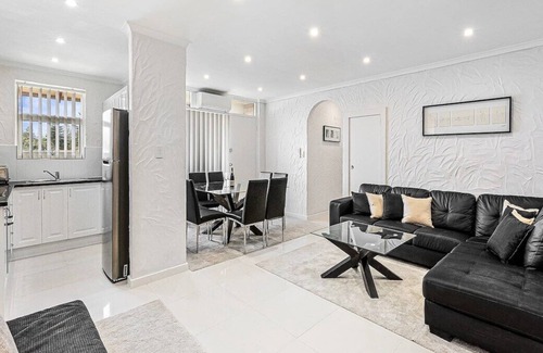 Glenelg South Apartment | 26/3 Broadway, Glenelg South · 50m to Beach+Balcony | Parking WiFi King Airport