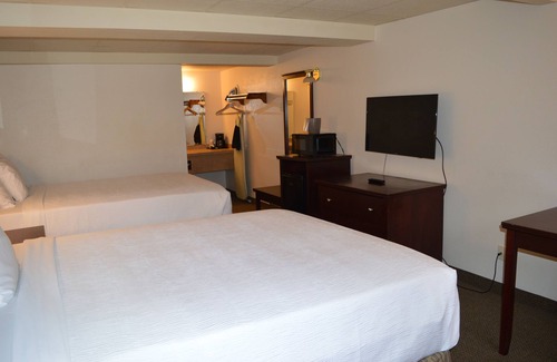 Columbia Falls Hotel | #26 TWO QUEEN BEDS in hotel with WiFi, AC in enchanting C. Falls. 20 mi to GNP