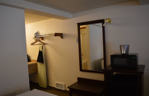 Columbia Falls Hotel | #26 TWO QUEEN BEDS in hotel with WiFi, AC in enchanting C. Falls. 20 mi to GNP