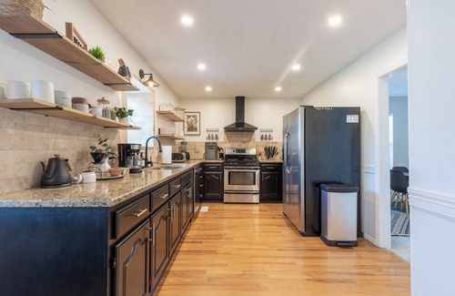 Broken Arrow Apartment | 2600ft–7 Beds~Games~Toys~Desks