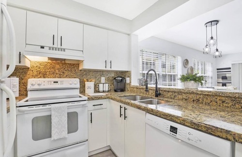 Boca Raton Apartment | 260A - Boca Retreat w/Pool, Parking, Near Evert Tennis & Shops