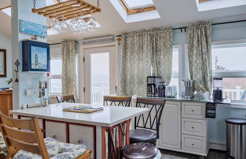 Plymouth House | 262 Manomet Pt - Oceanfront historic home with modern amenities, sleeps 12