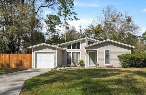 Springtree House | 2648 NW 42nd Pl · Modern & Amazing Retreat w/Games