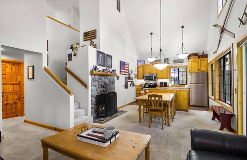 Sunriver House | 27 Circle Four Cabin - AC & 8 SHARC Passes!