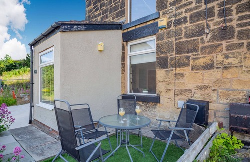 Brymbo Cottage | 27 GREEN ROAD, pet friendly, character holiday cottage in Brymbo