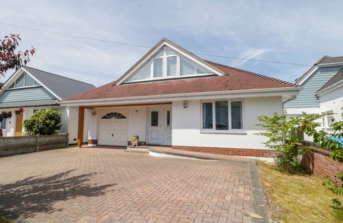 Christchurch House | 27 WICK LANE, family friendly, with a garden in Christchurch