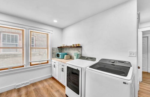 Downtown Niagara Falls House | 2700ft2, 6 bdrm, 2 kitchens, mins to Falls, AC, WiFi, sleep 16