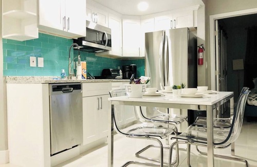 Florida Center Cottage | 2701 · Luxury Lakefront Unit With Pool Views