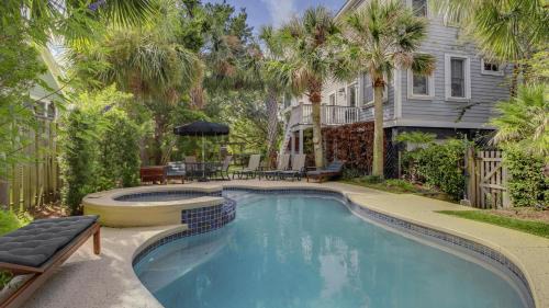 Isle of Palms House | 2701 Palm Boulevard by AvantStay Steps to the Beach Ping Pong Putting Green