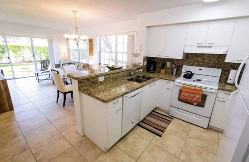 Boca Raton Apartment | 270B - Boca Retreat w/Pool, Parking, Near Evert Tennis & Shops