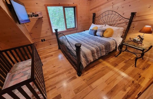 El Cajon Cabin | 275B) Charming Getaway with Hot tub!