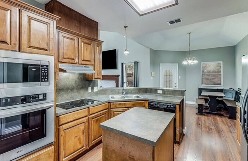 South Side House | 277) Luxury Home- fenced back yard + 5 bedrooms!