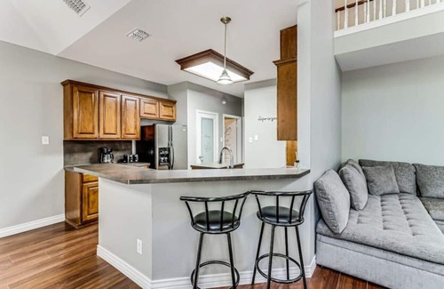 South Side House | 277) Luxury Home- fenced back yard + 5 bedrooms!
