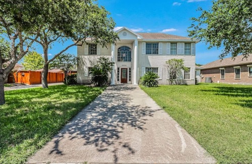 South Side House | 277) Luxury Home- fenced back yard + 5 bedrooms!