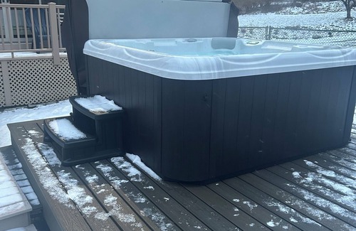 Town of Grafton Ski Chalet | 28 Acre Private Luxury Chalet-Hot Tub-Heated Pool-Game Rooms-16 ppl-pet friendly