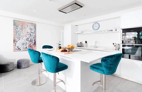 Newquay City Centre Apartment | 28 Cliff Edge is a spacious one-bedroom apartment on the eastern edge of Newquay
