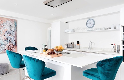 Newquay City Centre Apartment | 28 Cliff Edge is a spacious one-bedroom apartment on the eastern edge of Newquay