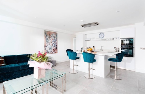 Newquay City Centre Apartment | 28 Cliff Edge is a spacious one-bedroom apartment on the eastern edge of Newquay