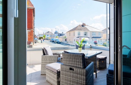 Newquay City Centre Apartment | 28 Cliff Edge is a spacious one-bedroom apartment on the eastern edge of Newquay