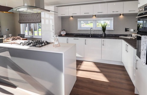 Oakmere Cottage | 28 DELAMERE POINT, pet friendly, with hot tub in Delamere