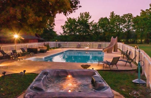 Pleasant View Cabin | 28 Min from Nashville Quiet Log Cabin W/Pool & Spa Sleeps 16