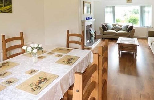 Parkmill Cottage | 28 PENNARD DRIVE, family friendly, with a garden in Southgate