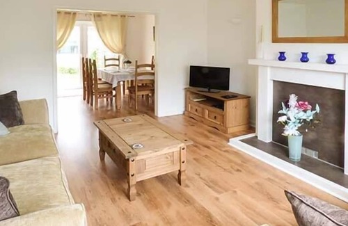 Parkmill Cottage | 28 PENNARD DRIVE, family friendly, with a garden in Southgate