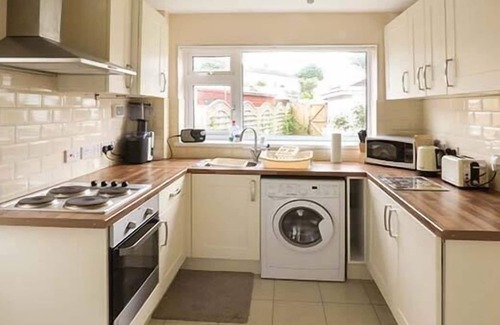 Parkmill Cottage | 28 PENNARD DRIVE, family friendly, with a garden in Southgate