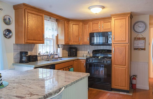 Sandwich House | 28 Race Lane - Cape Cod home with private lake & tennis access