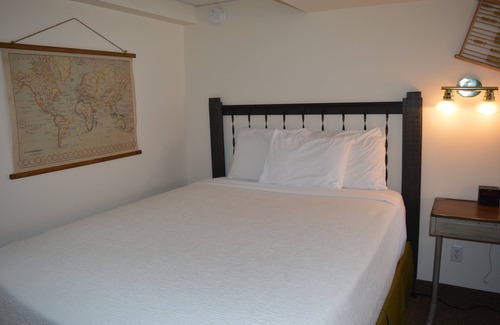 Columbia Falls Hotel | 28- TWO QUEEN BEDS hotel with WiFi and AC in Columbia Falls, 20 Mi to GNP