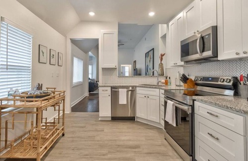 Southmoreland House | 28) Updated Midtown Bungalow |Great Walkability!