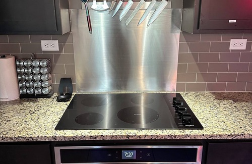Wetmore House | 2800 Sq ft executive home with arcade game room and complete kitchen amenities.