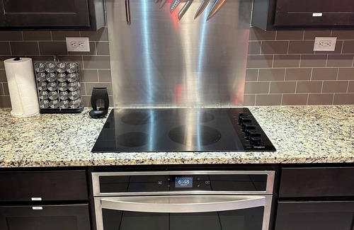 Wetmore House | 2800 Sq ft executive home with arcade game room and complete kitchen amenities.