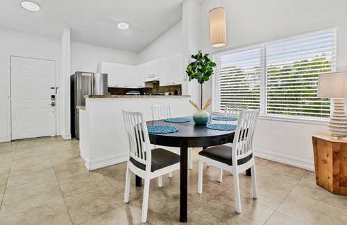 Mission Bay Apartment | 280C - Boca Retreat w/Pool, Parking, Near Evert Tennis & Shops
