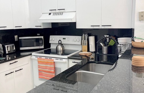 Mission Bay Apartment | 290C - Boca Retreat w/Pool, Parking, Near Evert Tennis & Shops