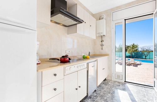Vidreres Villa | 2AL01 -Basic 4 bedroom house with private swimming-pool and garden located in a quiet area