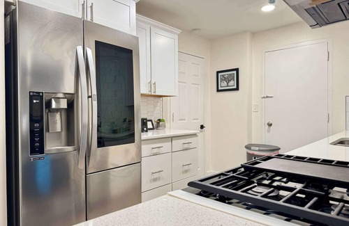Downtown Atlanta Apartment | 2B/1B Modern Downtown ATL Condo w 1 Free Parking!