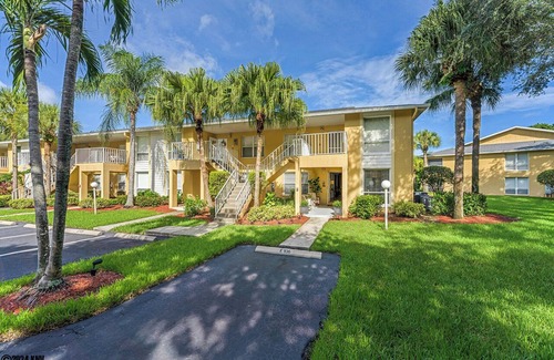 Imperial Golf Estates Condo | 2B/2B FABULOUS WATERFRONT NAPLES CONDO! ABBEY ON THE LAKE