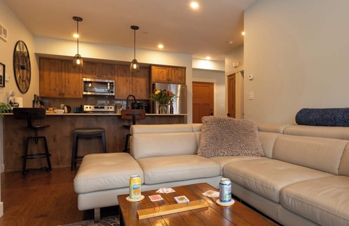 Sun Peaks Condo | 2B/2B Ski-In/Out Condo w Hot Tub, Dry room, Gym