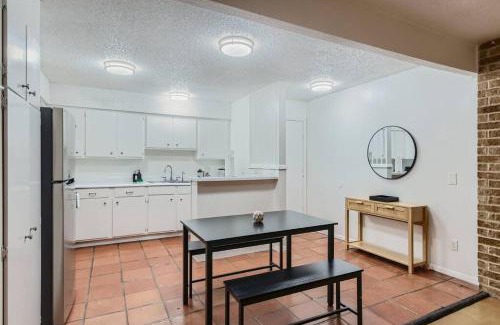 Bouldin Apartment | 2B Getaway - Sleeps 6 - Pool, Pkg - Walk Dtwn