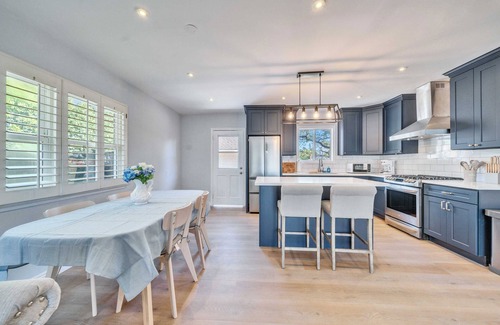 Monrovia House | 2b1b Charming House|Spacious Backyard|BBQ Area|Washer & Dryer #42339