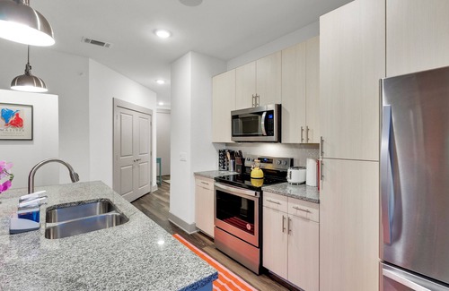 Fort Worth Apartment | 2B2B by TCU, Walkable, Pool View, King, Queen Beds with Pool & Gym Access