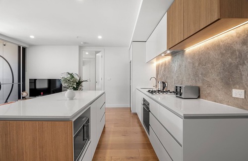 Melbourne Central Business District Apartment | 2B2B Luxury @Flagstaff Gardens with Parking Pool & Gym