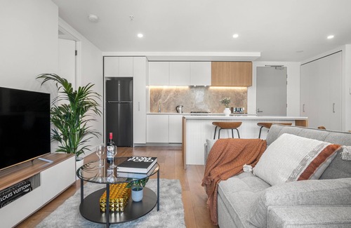 Melbourne Central Business District Apartment | 2B2B Luxury @Flagstaff Gardens with Parking Pool & Gym