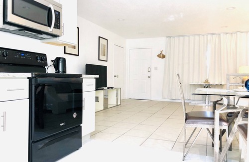 Beverly Green Apartment | 2BApartment,LasVegas,Strip,Pet-friendly,Lvcc,SALE,Semashow,BestSpot,pool!